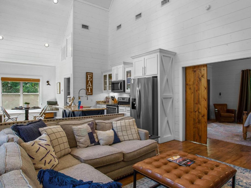 Stunning Luxury Cabin W Hot Tub And Fire Pit Holy Shiplap Is Perfect Romantic Couples Getaway Broken Bow Buitenkant foto
